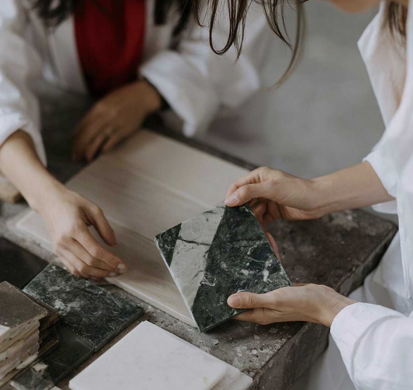 Karolina reviewing material samples with a client during an Ademchic design consultation